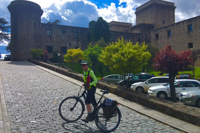 cyclist outside parador Jarandilla